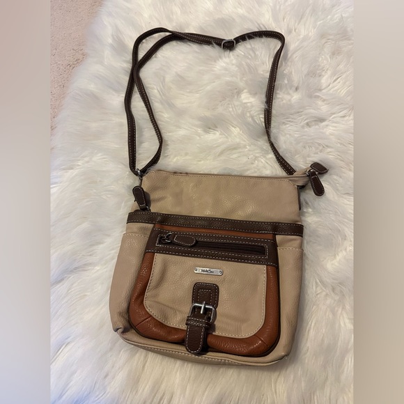Good size crossbody purse. In good condition. Only used once. Pretty tan color. - Picture 4 of 4
